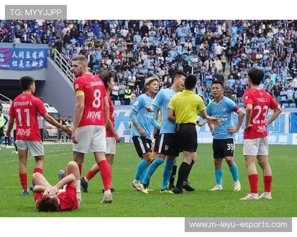 足坛巨星激情瞬间两大男人当众亲嘴震惊球迷热议不断