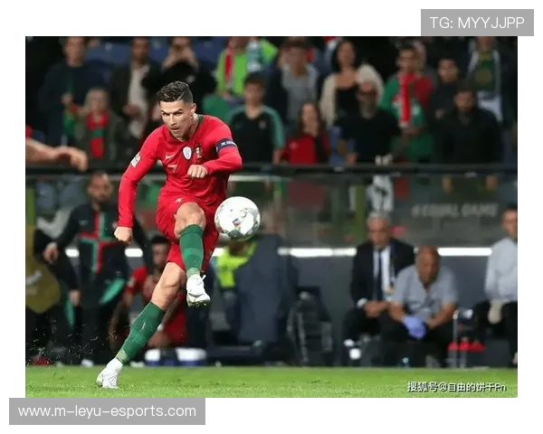 足球球星精准射门瞬间展现力量与技巧的巅峰较量 足球球星精准射门瞬间展现力量与技巧的巅峰较量